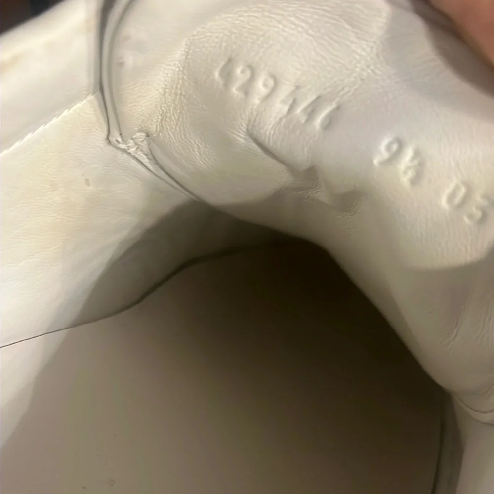 Gucci White Sneakers with Red and Green Accents - Picture 8 of 8
